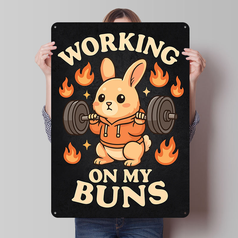 Home Gym On Wall - Working On My Buns – ป้ายโลหะตกแต่งผนังลายยิมสุดน่ารัก